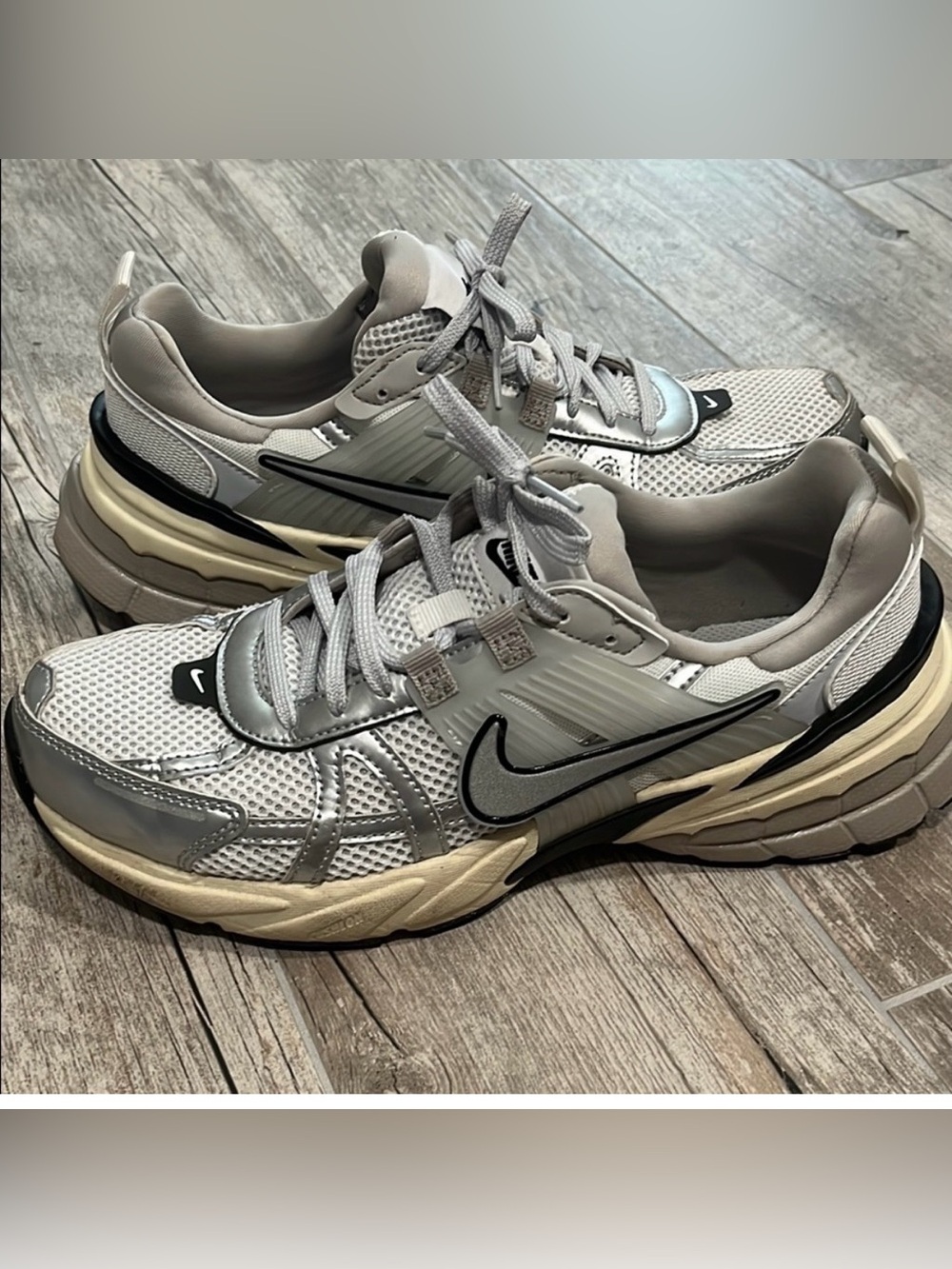 Nike V2K Run- size 9